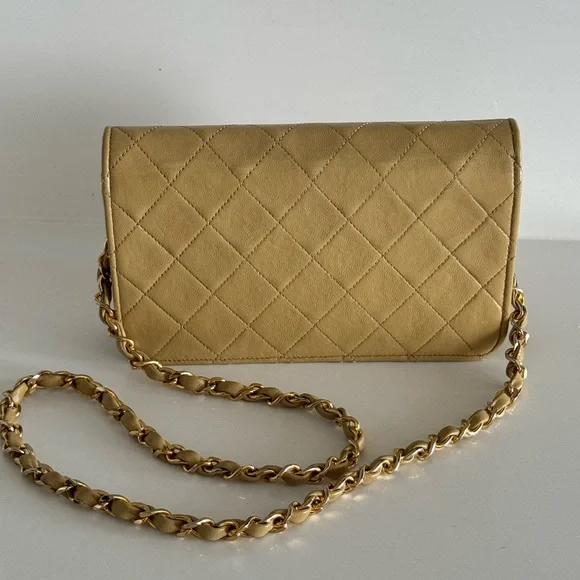 *SOLD** Chanel Vintage Nude Full Flap w/ 24kt Gold Plated Hardware - Picture 5 of 15
